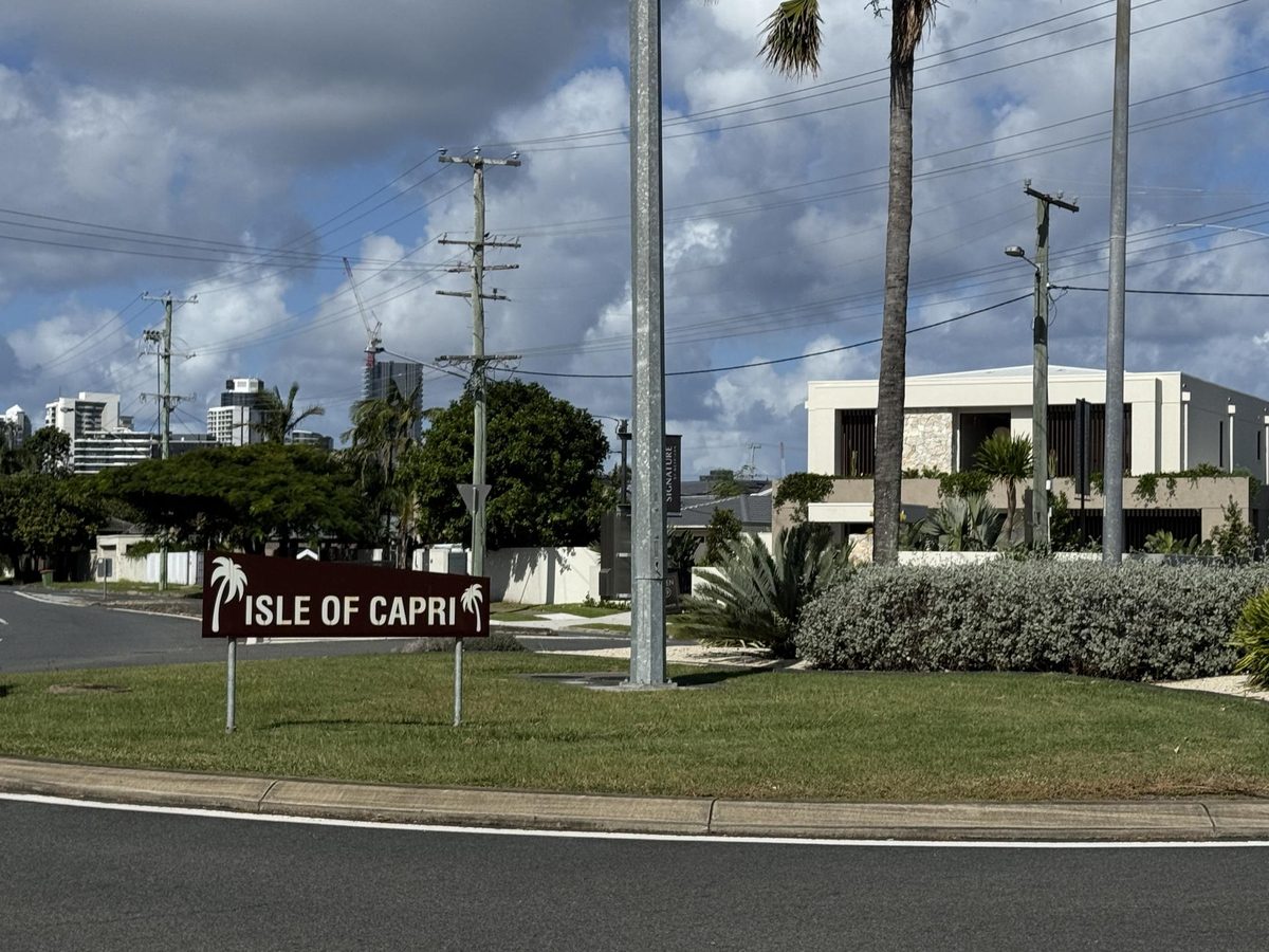 Isle of Capri entrance sign Gold Coast — prestigious canal-front suburb near Surfers Paradise